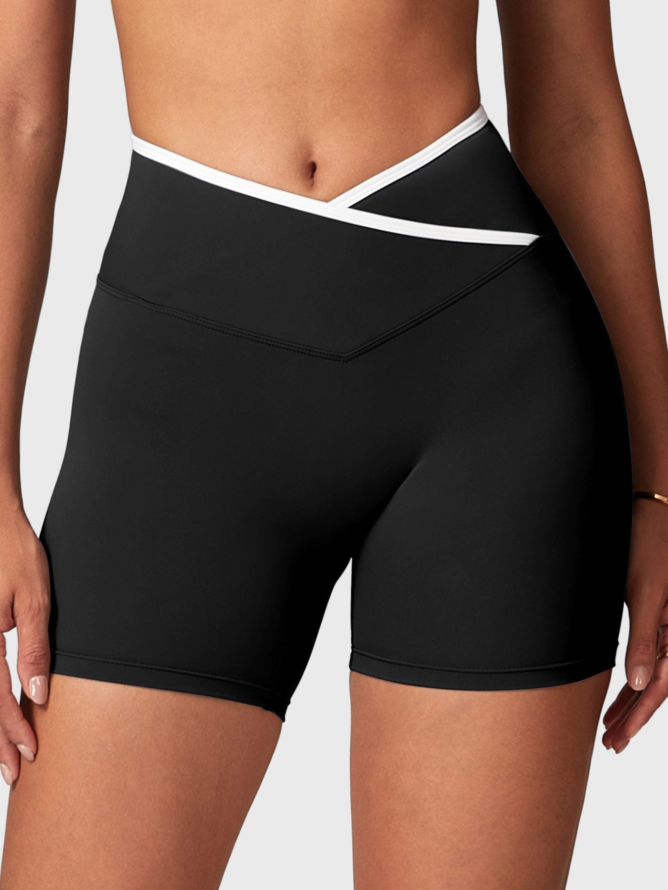 Yeoreo Alberta Contrast Trim Shorts